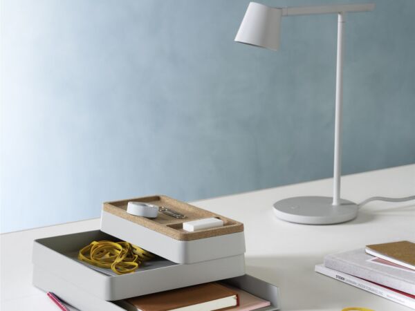5_arrange-desktop-series-grey-cork-tip-table-lamp-grey-workshop-table-warm-grey-linoleum-oak-muuto-med-res_(150).jpg