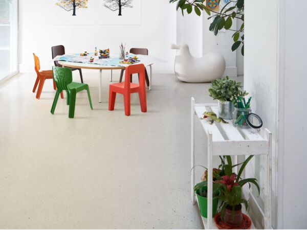 5_Magis_kids_seggiolina_pop_chair_ambient_multi_MT10_01_hr.jpg