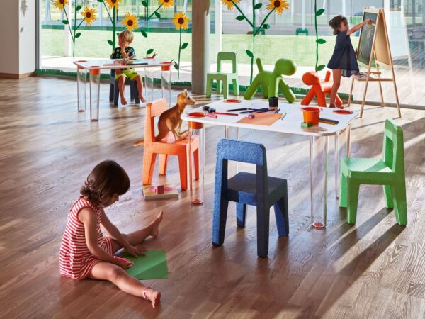 5_Magis_kids_seggiolina_pop_chair_ambient_multi_MT10_04_hr.jpg