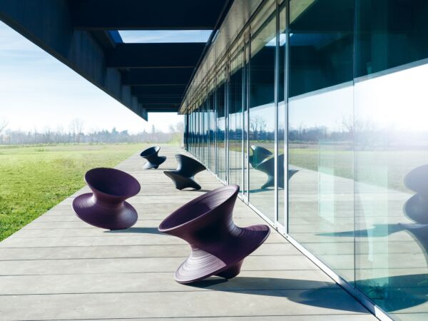 5_Magis_spun_ambient_mono_SD660_purple_anthracite_outdoor_02_hr.jpg