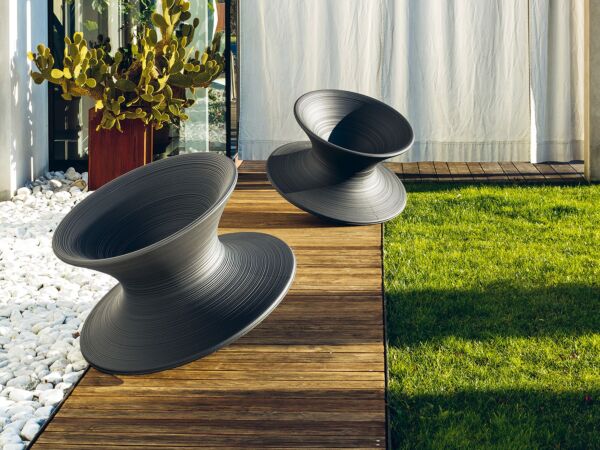 5_Magis_spun_ambient_mono_SD660_anthracite_outdoor_01_hr.jpg