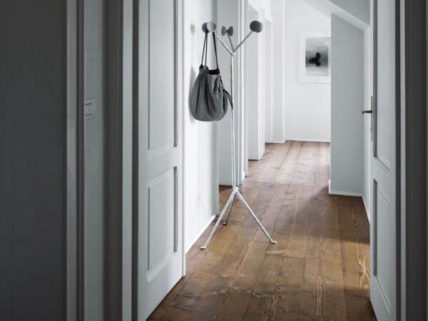 5_Magis_officina_coatstand_ambient_mono_AC840_galvanized_black_01-scaled.jpg