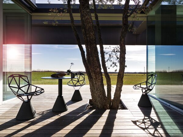 5_Magis_chair_one_ambient_multi_SD5450_black_01.jpg