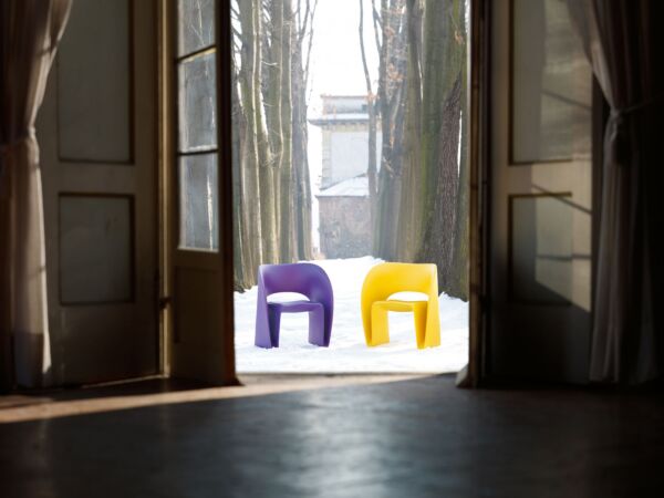 5_Magis_raviolo_low_chair_ambient_mono_SD581_purple_yellow_outdoor_01-scaled.jpg