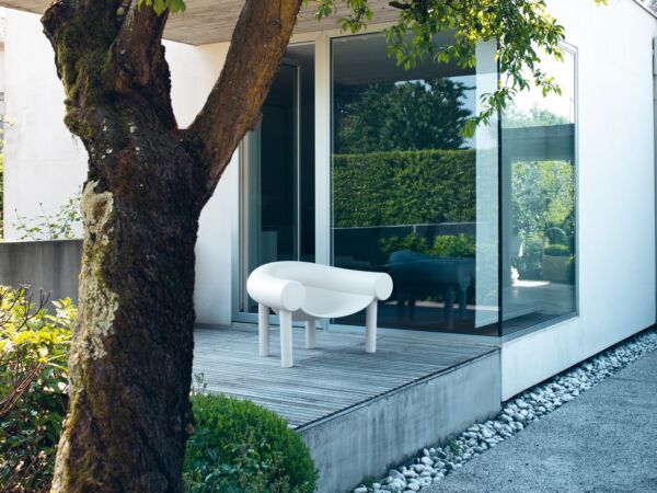 5_Magis_sam_son_low_chair_ambient_mono_SD1890_white_outdoor_01-scaled.jpg