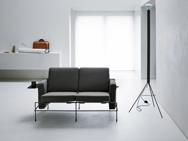 5_Magis_traffic_2seater_ambient_mono_SD1151_black_kvadrat_canvas_174_01-scaled.jpg