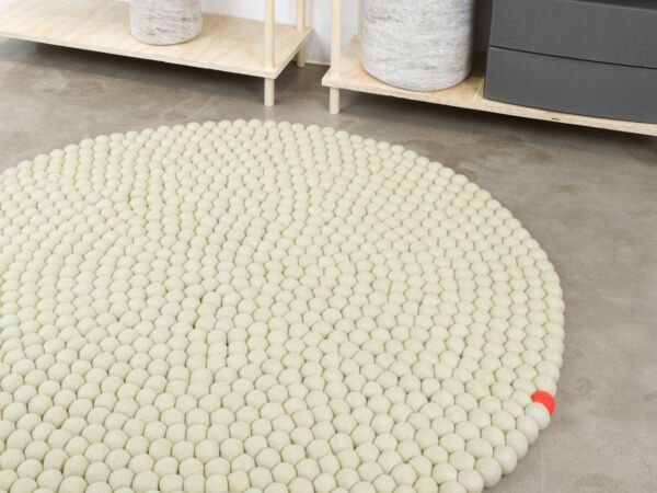 5_BigOne-filzkugelteppich-rund-gruen-ambiente_01-myfelt.jpg