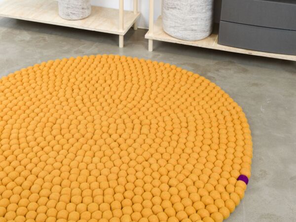 5_BigOne-filzkugelteppich-rund-gelb-hover-myfelt.jpg