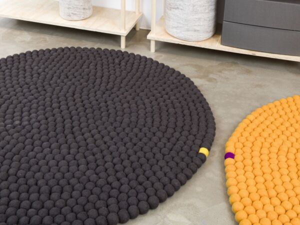5_BigOne-filzkugelteppich-rund-gelb-anthrazit-ambiente_05-myfelt.jpg