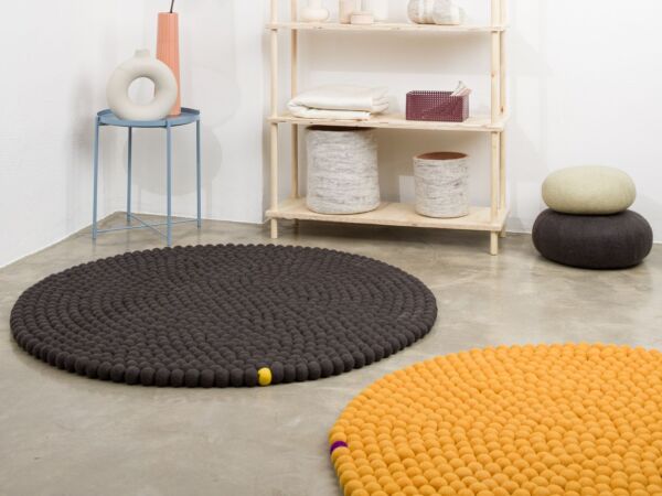5_BigOne-filzkugelteppich-rund-anthrazit-gelb-ambiente_06-myfelt.jpg