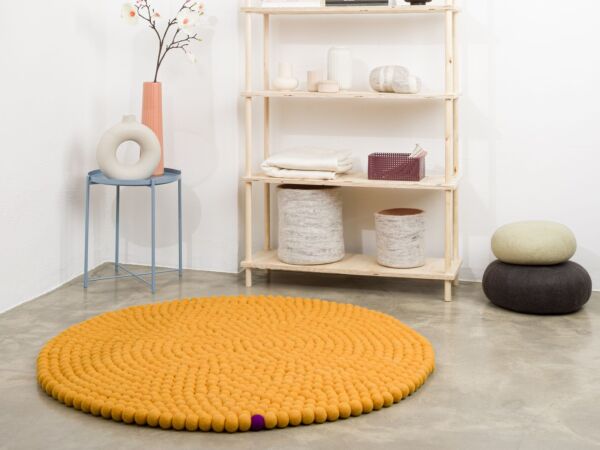 5_BigOne-filzkugelteppich-rund-gelb-ambiente_02-myfelt.jpg