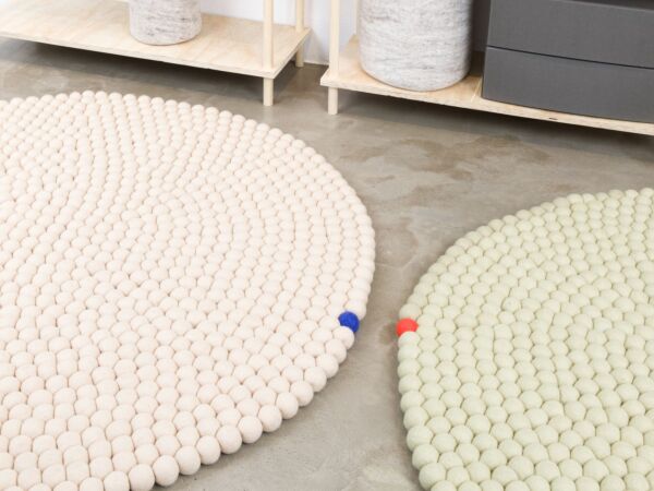 5_BigOne-filzkugelteppich-rund-beige-gruen-ambiente_05-myfelt.jpg