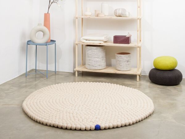 5_BigOne-filzkugelteppich-rund-beige-ambiente_02-myfelt.jpg