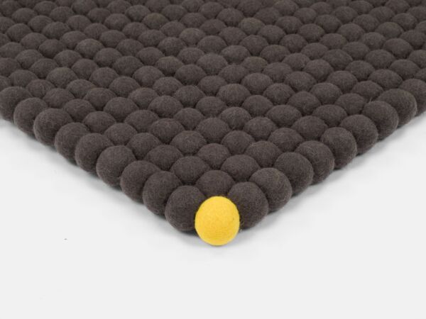 2_zBigOne-filzkugelteppich-rechteckig-anthrazit-draufsicht-nah_02-myfelt.jpg