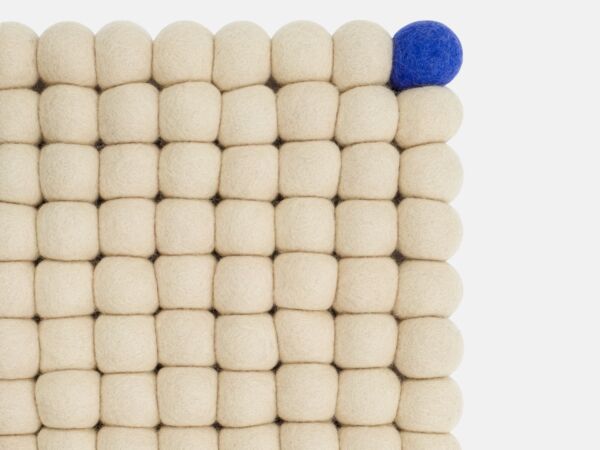 2_zBigOne-filzkugelteppich-rechteckig-beige-draufsicht-nah_01-myfelt.jpg