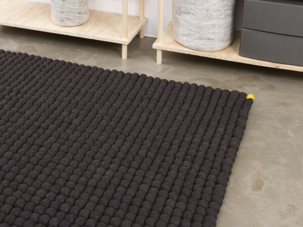 5_BigOne-filzkugelteppich-rechteckig-anthrazit-ambiente_01-myfelt.jpg