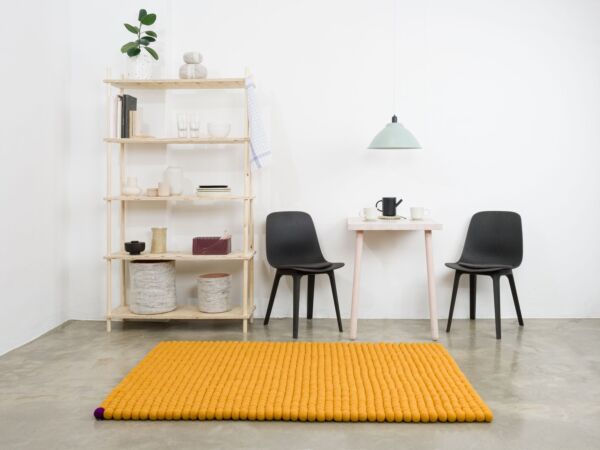 5_BigOne-filzkugelteppich-rechteckig-gelb-ambiente_03-myfelt.jpg