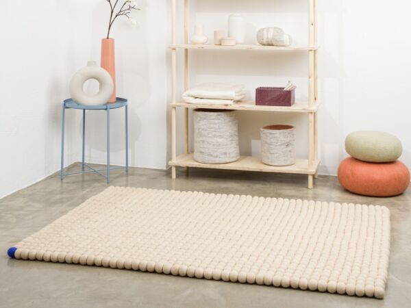 5_BigOne-filzkugelteppich-rechteckig-beige-ambiente_01-myfelt.jpg