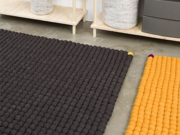 5_BigOne-filzkugelteppich-rechteckig-gelb-anthrazit-ambiente_01-myfelt.jpg