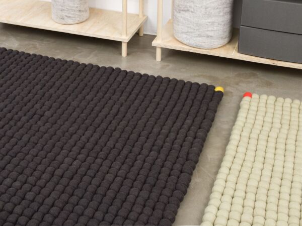 5_BigOne-filzkugelteppich-rechteckig-anthrazit-gruen-ambiente_05-myfelt.jpg