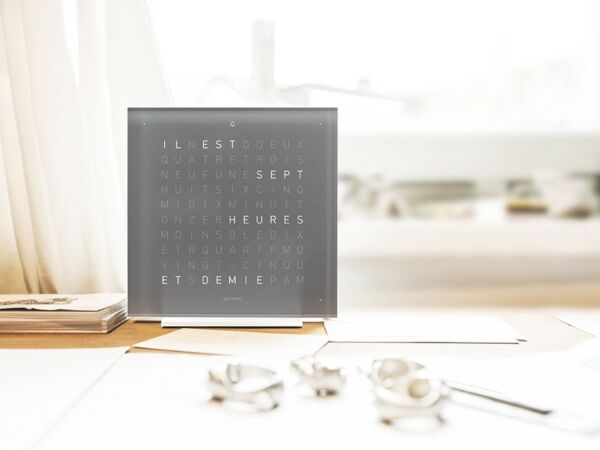 5_qlocktwo_touch_pure_early_grey_tea_ambient_fr_web.jpg