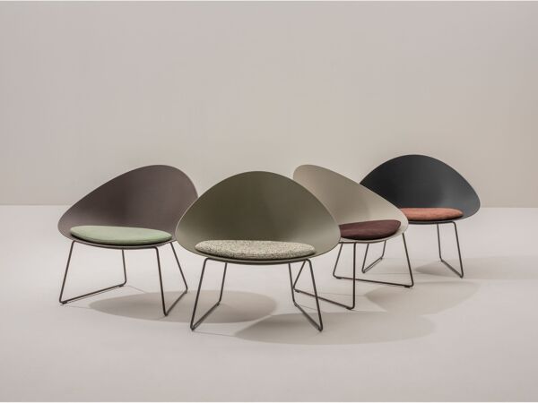 5_Arper_Adell_Lounge_chair_ph@Salva_Lopez_sled_V44_polypropylene_with_cushion_6803_6809_2.jpg