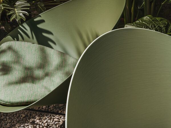 5_Arper_Adell_Lounge_chair_ph@Salva_Lopez_sled_V44_polypropylene_with_cushion_6803_6809_1.jpg