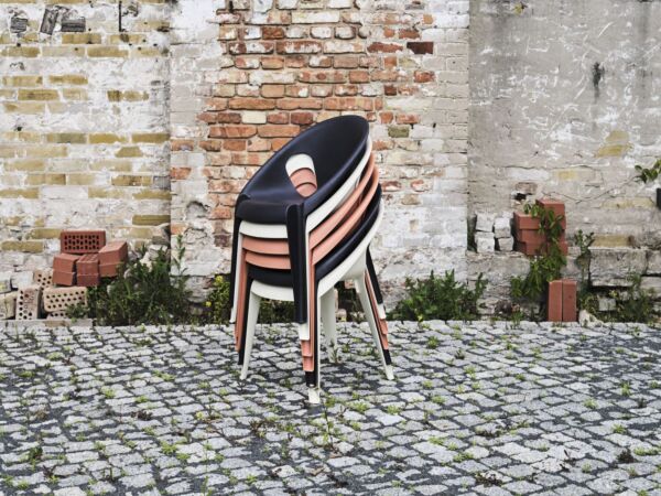 5_Magis_Bell_Chair_ambient_mono_group_outdoor_01-1_hr.jpg