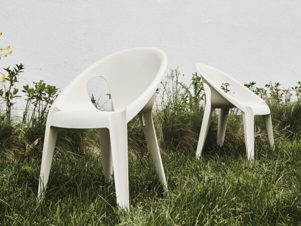 5_Magis_Bell_Chair_ambient_mono_outdoor_03_hr.jpg