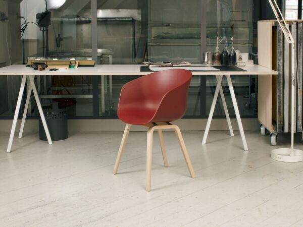 5_AAC 22 warm red shell wb lacquer oak base_Loop Stand Table white.jpg