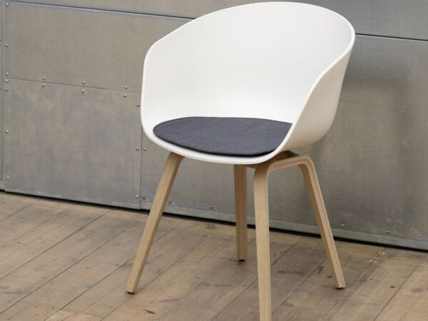 5_AAC 22 white shell wb lacquer oak base_Seat Pad Surface by HAY 190.jpg