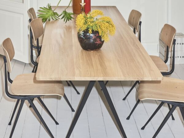 5_Pyramid Table 02 black frame matt lacquered oak_Result Chair wb lacquer oak seat_black base 01.jpg