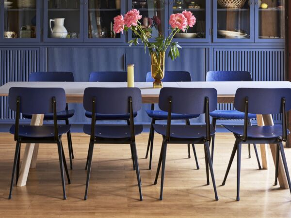5_CPH 30 Extendable wb lacquer oak grey lino_Result Chair dark blue wb lacquer oak seat and back_Bottoms Up Vase.jpg