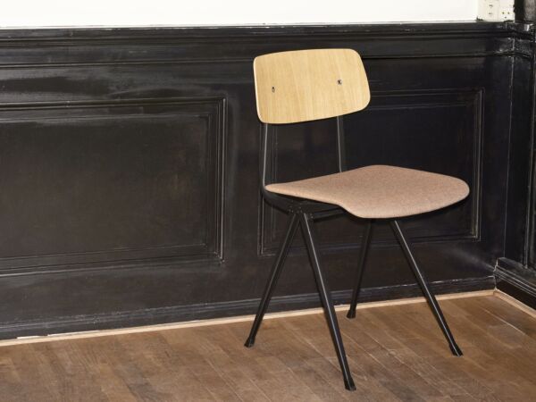 5_Result Chair black base_wb lacquer oak backrest_uph Canvas 356.jpg