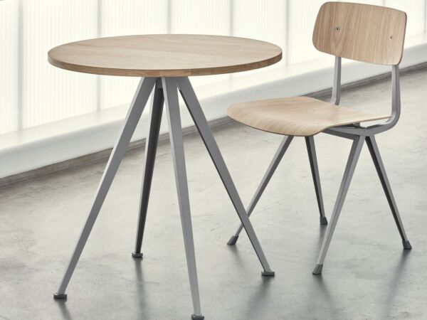 5_Pyramid Cafe Table 21 Top matt lacquer oak Frame beige_Result Chair wb lacquer oak seat_beige base 02.jpg