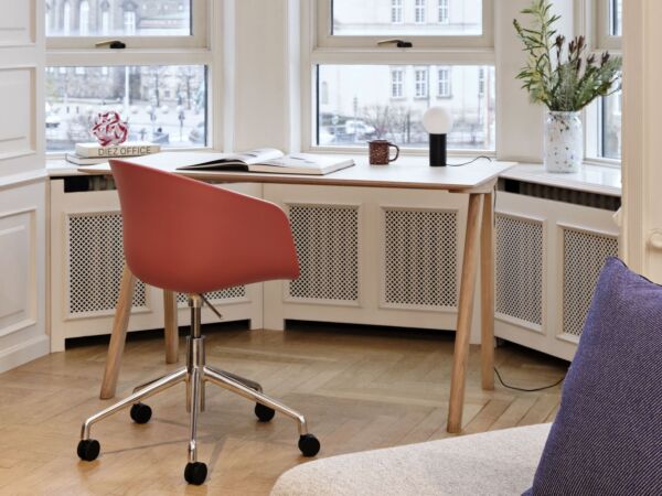5_AAC 52 warm red shell alu base_CPH 90 Desk off white lino top wb lacquer oak base_Turn On black.jpg