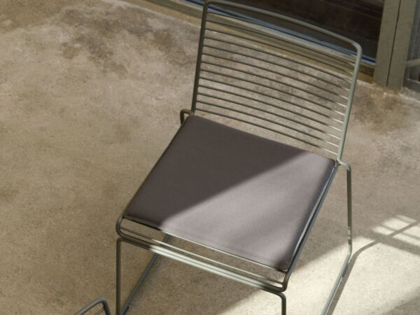 5_Hee Dining Chair fall green powder coated steel_Hee Dining Chair Seat Cushion anthracite.jpg