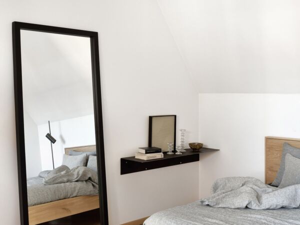 5_51215_Oak_NordicII_bed_51289_Oak_Light_Frame_black_floor_mirror_21052_Oat_Nomad_cushion_WEB (1).jpg