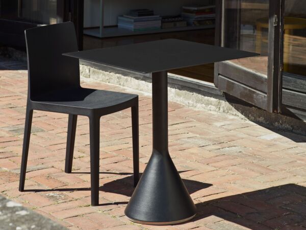 5_Elementaire Chair anthracite_Palissade Cone Table anthracite.jpg