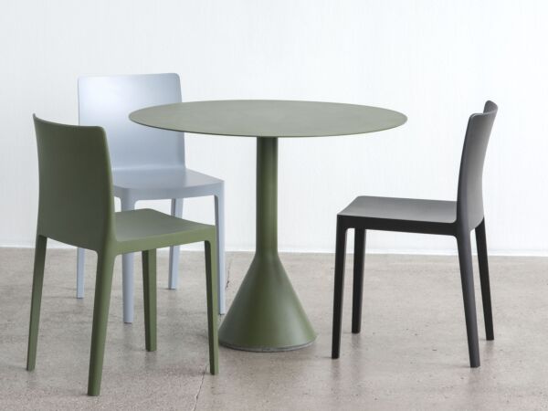 5_Elementaire Chair antracite olive blue grey_Palissade Cone Table olive.jpg
