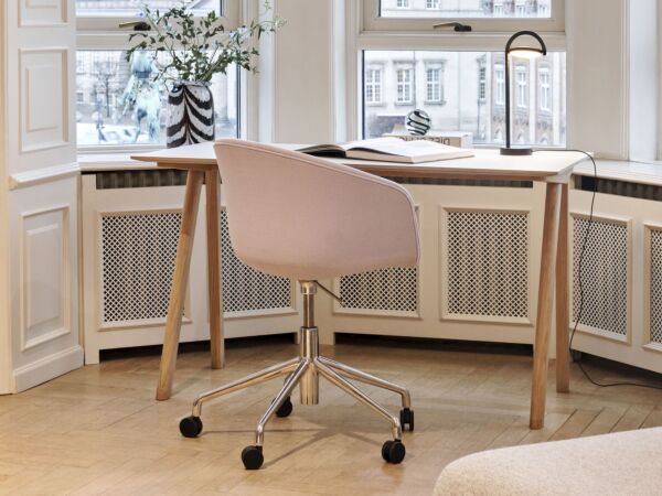 5_AAC 53 Vidar 633 alu base_CPH 90 Desk off white lino top wb lacquer oak base_Marselis Table Lamp black.jpg