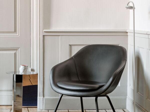 5_AAL 87 w. Seat Cushion_Sense black_black powder coated steel base_Slit Table Round High Mirror_Marselis Floor Lamp ash grey.Jpg