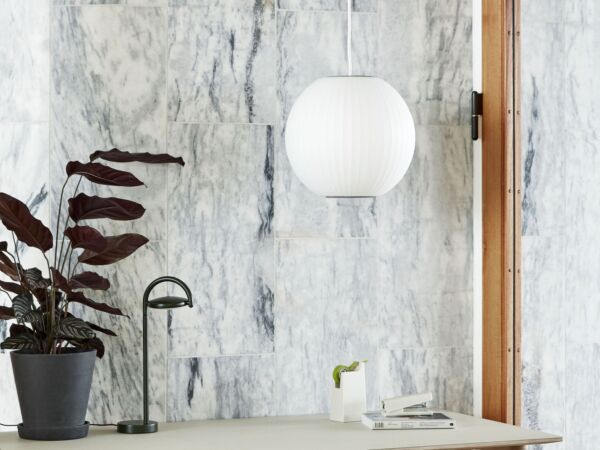 5_AAC 21 black base_Sense black_CPH90 Desk off white linoleum_Bubble Lamp Ball_Marselis Table Lamp black.Jpg