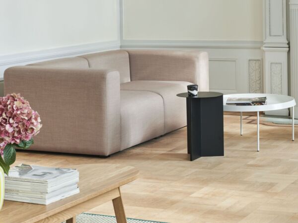 5_Mags 2,5 Seater comb 1 Remix 326_Pouf vivid blue_Fifty-Fifty Wall black.jpg