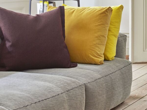 5_Mags Cushion_Plica Sprinkle bordeaux_Eiffel Shelf Rectangular black_PC Table Lamp aluminium.jpg