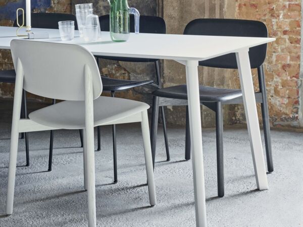 5_Soft Edge 12 Chair grey and soft black, CPH Deux 210 Table pearl white_Jug.jpg