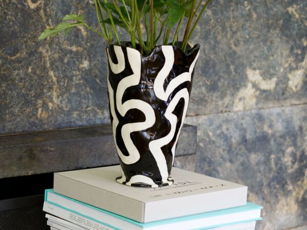 5_Jessica Hans Shadow Vase black and white.jpg