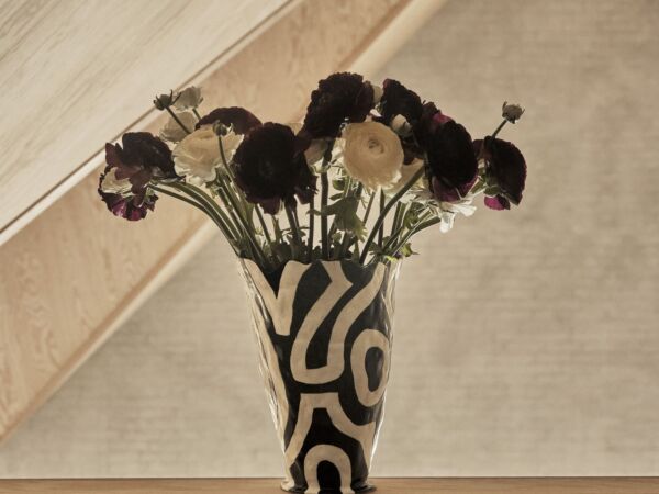 5_Jessica Hans Shadow Vase black and white_01.jpg