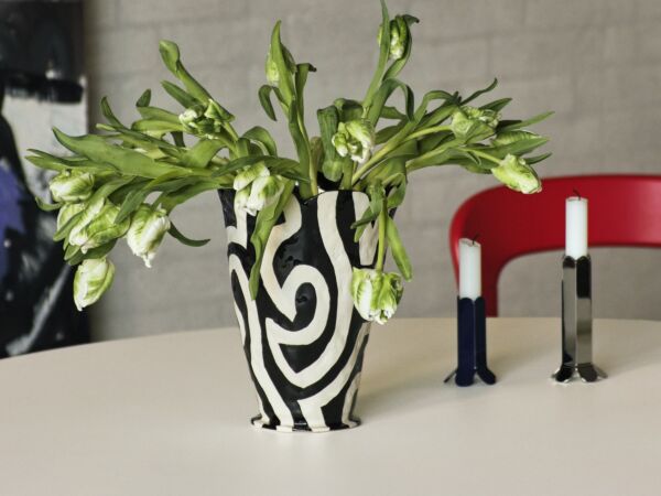 5_Jessica Hans Vase black and white_Arcs Candleholder S dark blue_Arcs Candleholder L mirror.jpg