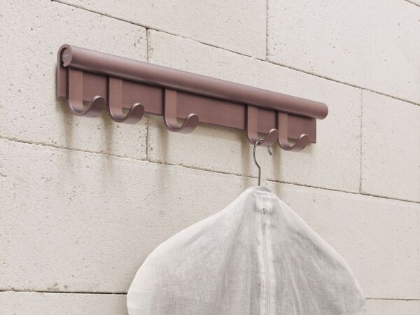 5_Muuto-Coil-Wandgarderobe-60-cm-pflaume-Situation.jpg
